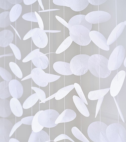 Backdrop aus Seidenpapier-Kreisen - weiß