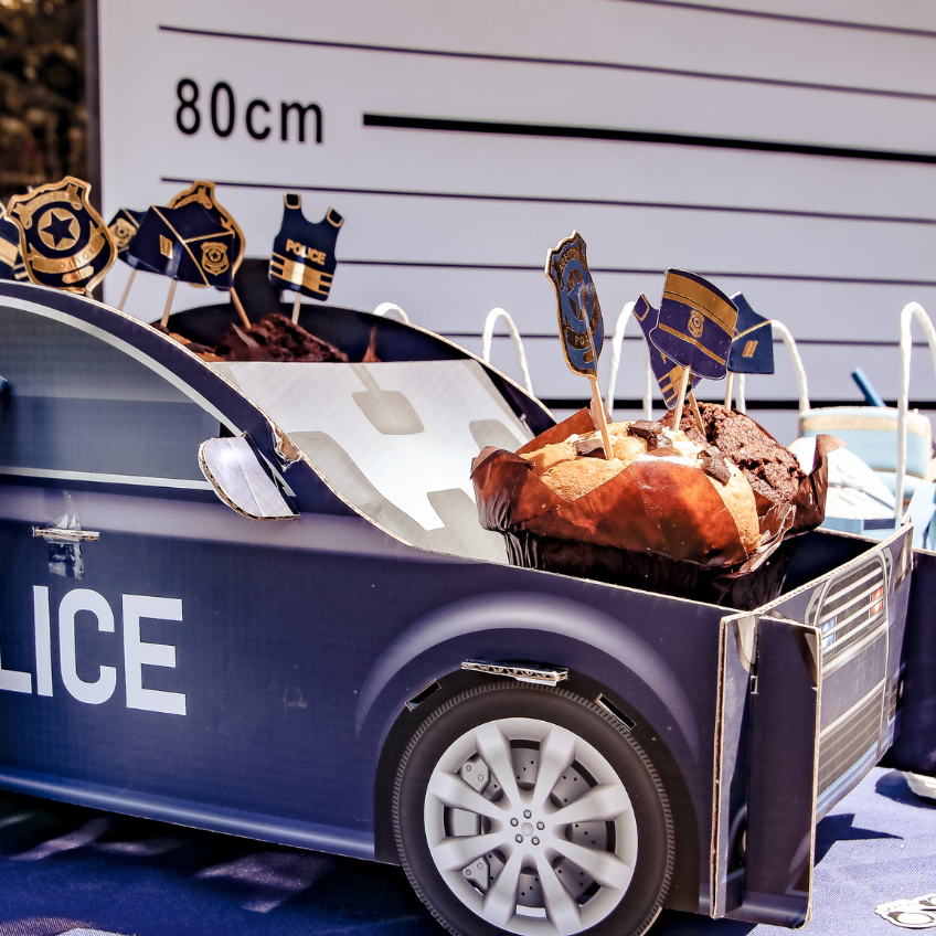 Kindergeburtstags-Muffins serviert auf einem tollen Polizeiauto-Gebäckständer (c) Nicolas Broquedis