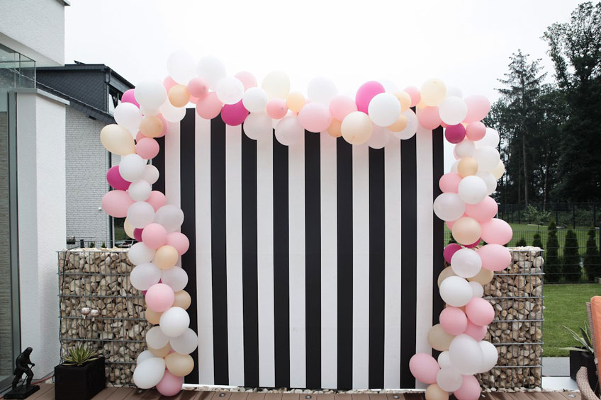 Mach geniale Geburtstagsfotos vor der Fotowand mit Luftballonrand (c) Voth Immobilien