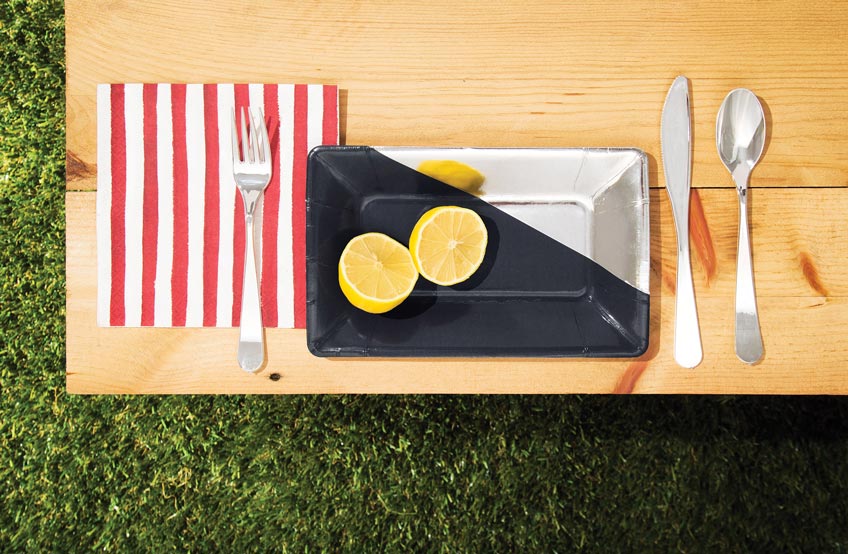 Bring mit schönem Tischgedeck Sommerflair auf deine Balkonparty