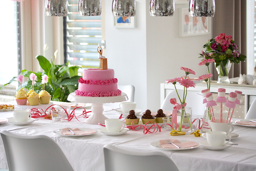 Der Sweet Table zum Ballerina-Geburtstag mit Mashmallow-Ballerinen im rosa Tutu, Ballerina-Torte und viel rosa Deko. Foto: Fräulein Kuchenzauber