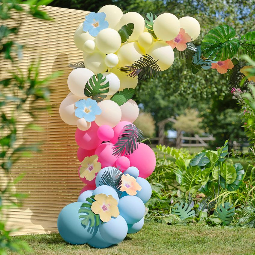 Bunte Ballongirlande mit exotischen Hibiskusblüten und Palmblättern aus Papier