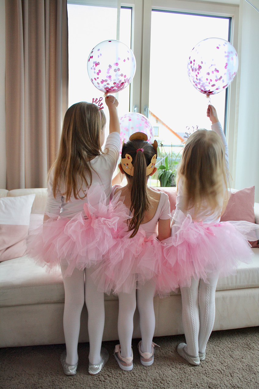 Die drei kleinen Ballerinnen im rosafarbenen Tutu feiern mit pinken Konfettiballons einen tollen Ballerina-Geburtstag. Foto: Fräulein Kuchenzauber