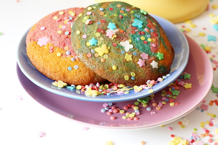 Regenbogenfarbene Süßigkeiten sind perfekt für den Einhorngeburtstag © Mareike Winter - Biskuitwerkstatt