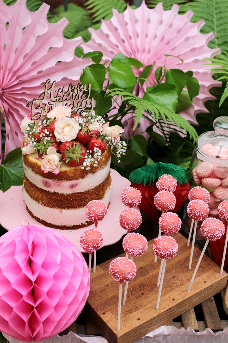 Die volle Dosis Erdbeeren - toller Naked Cake mit Erdbeeren für den sommerlichen Sweet Table zum Geburtstag