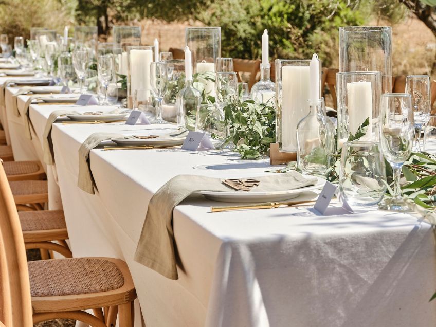Elegante Tischdekoration für die Gartenparty mit Dinner-Charakter