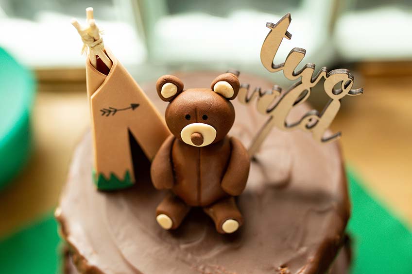 Tipi, Bär und Hold-Topper sind die perfekte Kuchen-Deko für den Waldtiere-Geburtstag  (c) annalotz.fotografie