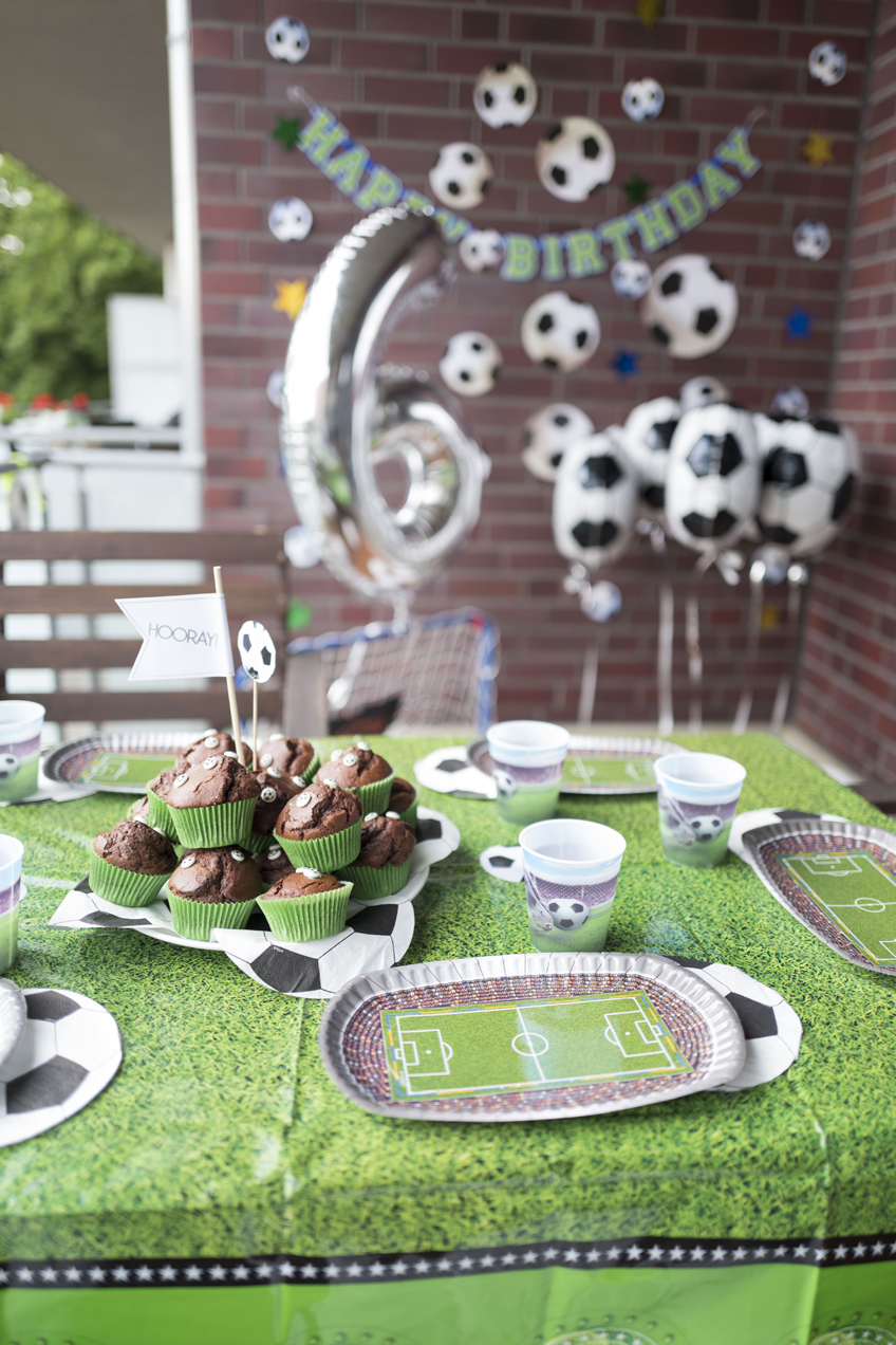 Mit grüner Tischdecke, mächtig viel Fußball-Deko und passenden Muffins besticht diese fußballstarke Geburtstagsdeko © juliaweisshome