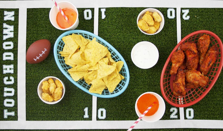 Mit Grasläufer oder passender Tischdecke kannst du ein cooles Super Bowl Spielfeld basteln