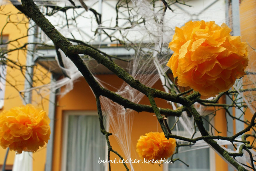 Bei trockenem Wetter ein wahrer Blickfang - Halloween-Pom-Poms in leuchtendem Orange (c) bunt.lecker.kreativ