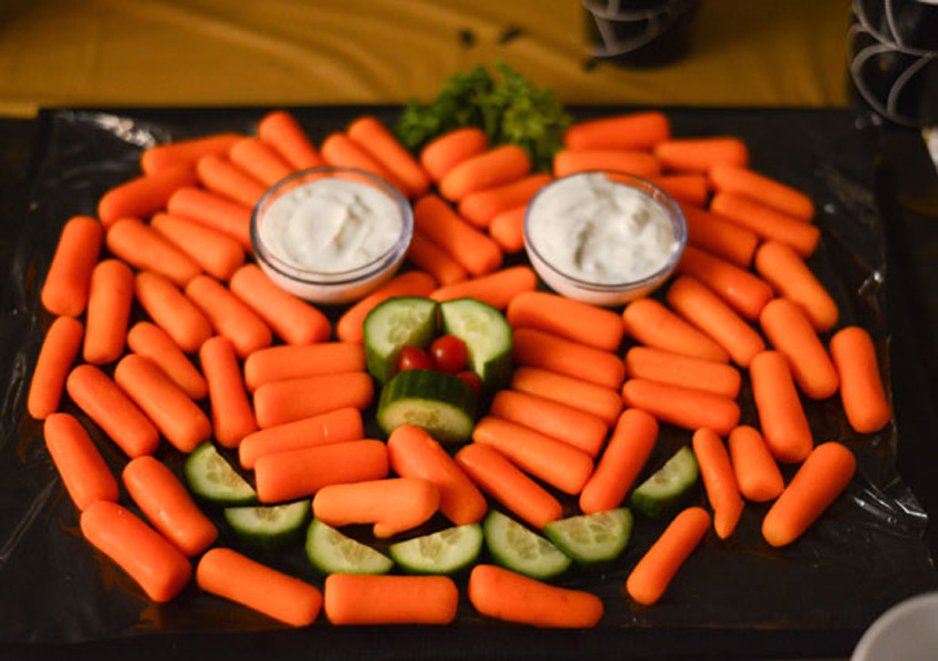 Gesunde Rezeptidee für den Halloween-Mitternachtssnack: Karotten-Gurken-Kürbisgesicht zum Dippen 