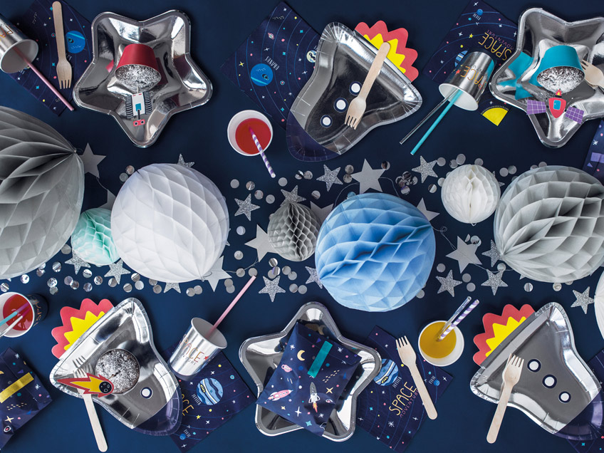 Sterne und Wabenbälle im Metallic-Look für die Space Party
