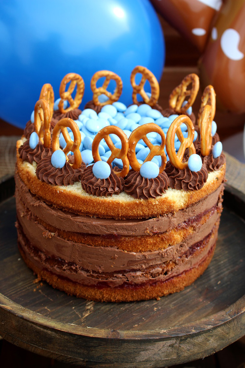 Leckerer Kuchen mit Brezel-Details auf dem Oktoberfest Sweet Table (c) Mareike Winter - Biskuitwerkstatt