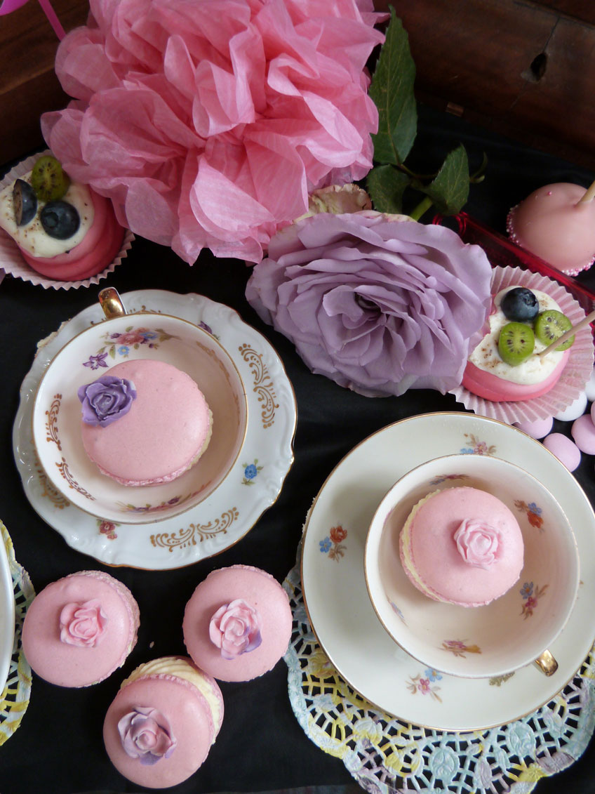 Süßes für die Tea Party - Macarons in zartem Rosa mit Blumendekor