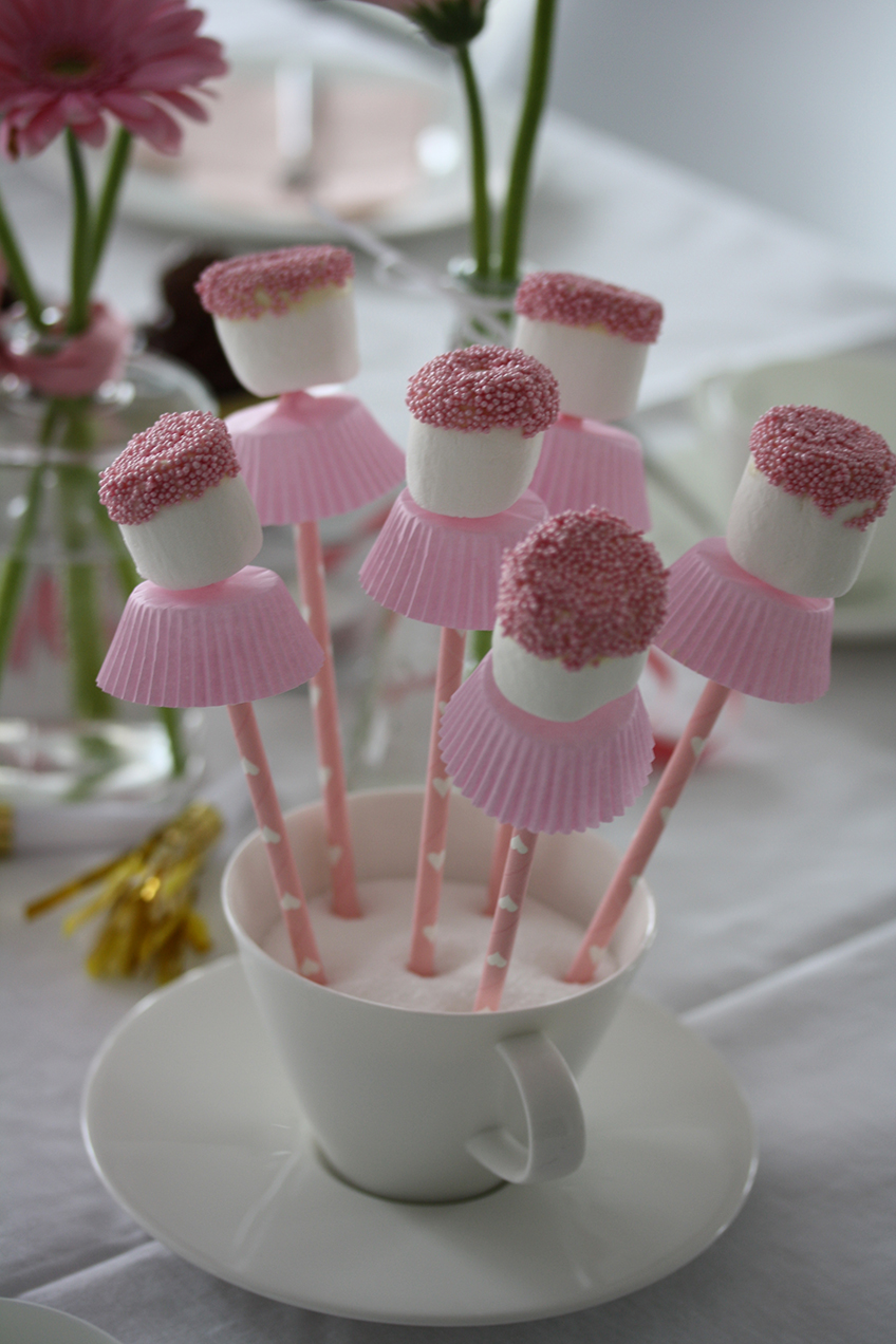 Gewitzte Idee für die Party mit Ballerina-Motto - Marshmallow-Ballerinen im Tutu aus rosa Papierförmchen auf Paper Straws. Foto: Fräulein Kuchenzauber