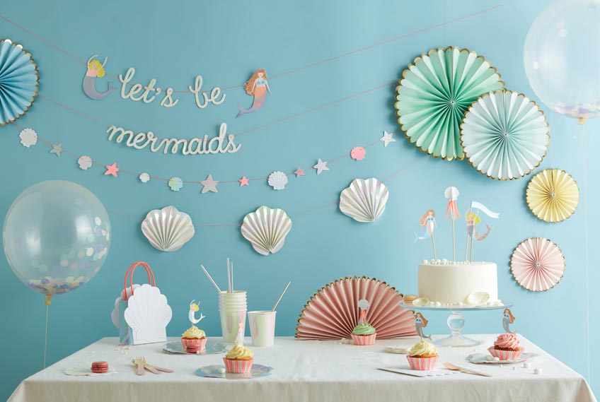 Erschaffe mit Deko von Meri Meri zum Meerjungfrauen-Kindergeburtstag eine passende Kulisse (c) Meri Meri