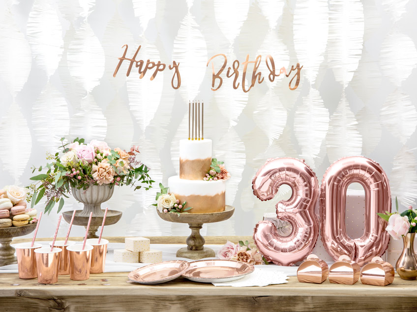 Auch bei eleganter Geburtstagsdeko setzen rosegoldene Zahlenballons tolle Akzente, z.B. zum 30. Geburtstag