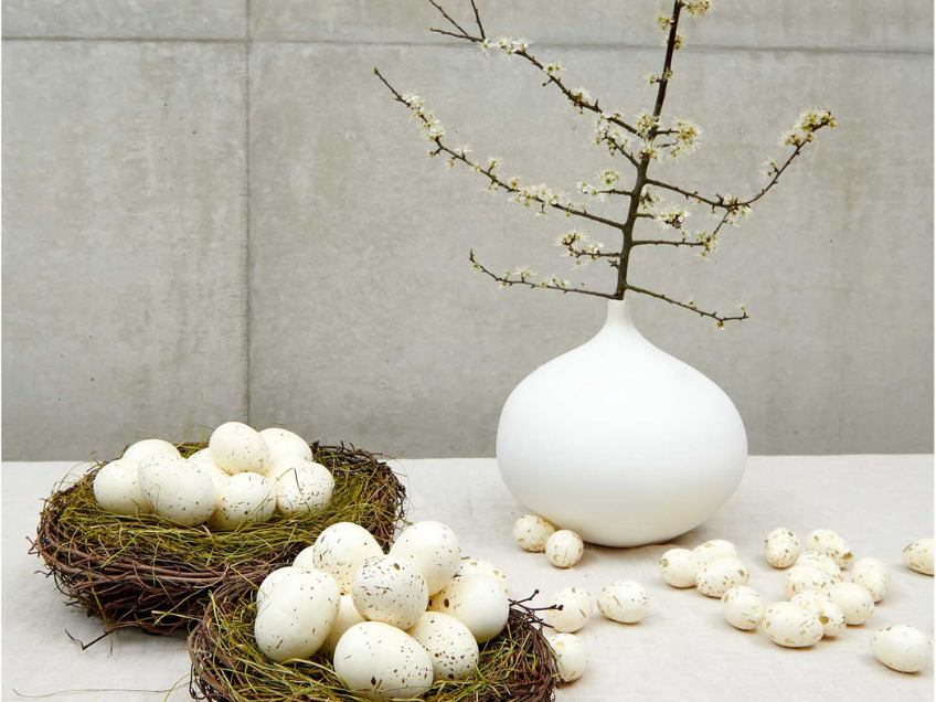 Kleine Deko-Eiern mit Goldsprenkeln sorgen für Eleganz auf dem Ostertisch