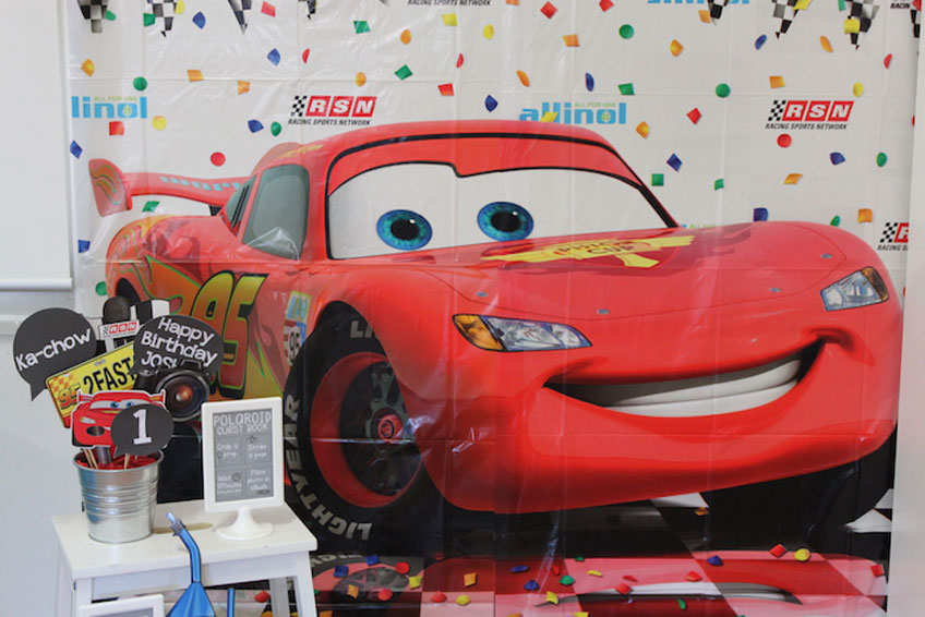 Eine Photobooth mit den Stars aus Pixars "Cars" ist eine tolle Aktivität für den Kindergeburtstag.