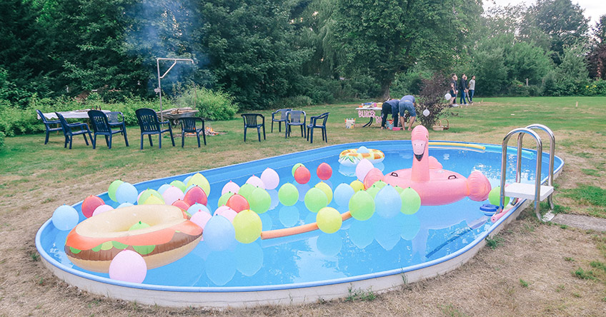 Mach den Pool fertig für die Sommerparty oder den Geburtstag mit Schwimmtieren und bunten Ballons (c) ich_bins_isi