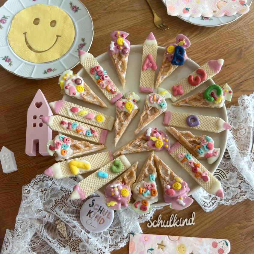 Tischdeko und Kuchen gehören zur Einschulung fröhlich und themenbasiert (c) c.loves.c