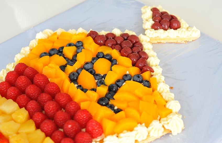 Gestalte die Einschulungs-Torte mit Obst, z.B. Heidelbeeren für das ABC