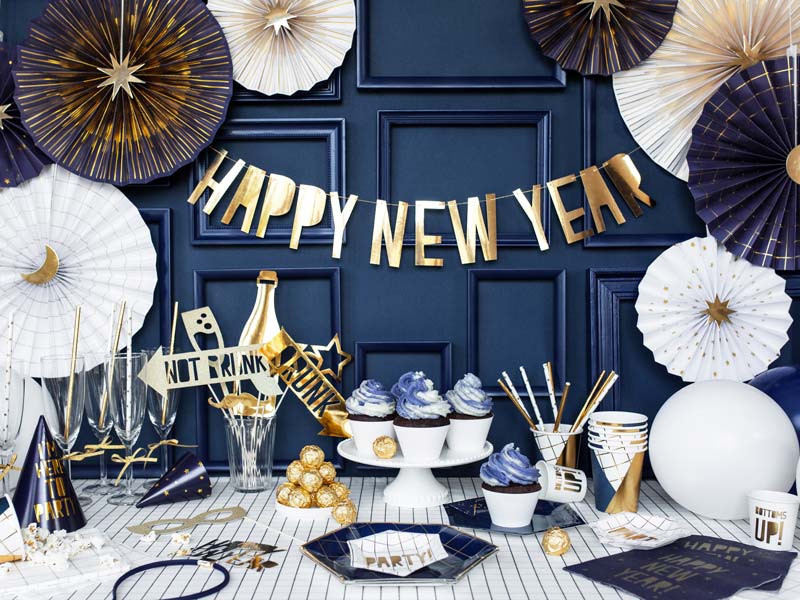 Stylishe Silvesterdeko in Navy Blue, Gold und Weiß für eine Party mit Freunden