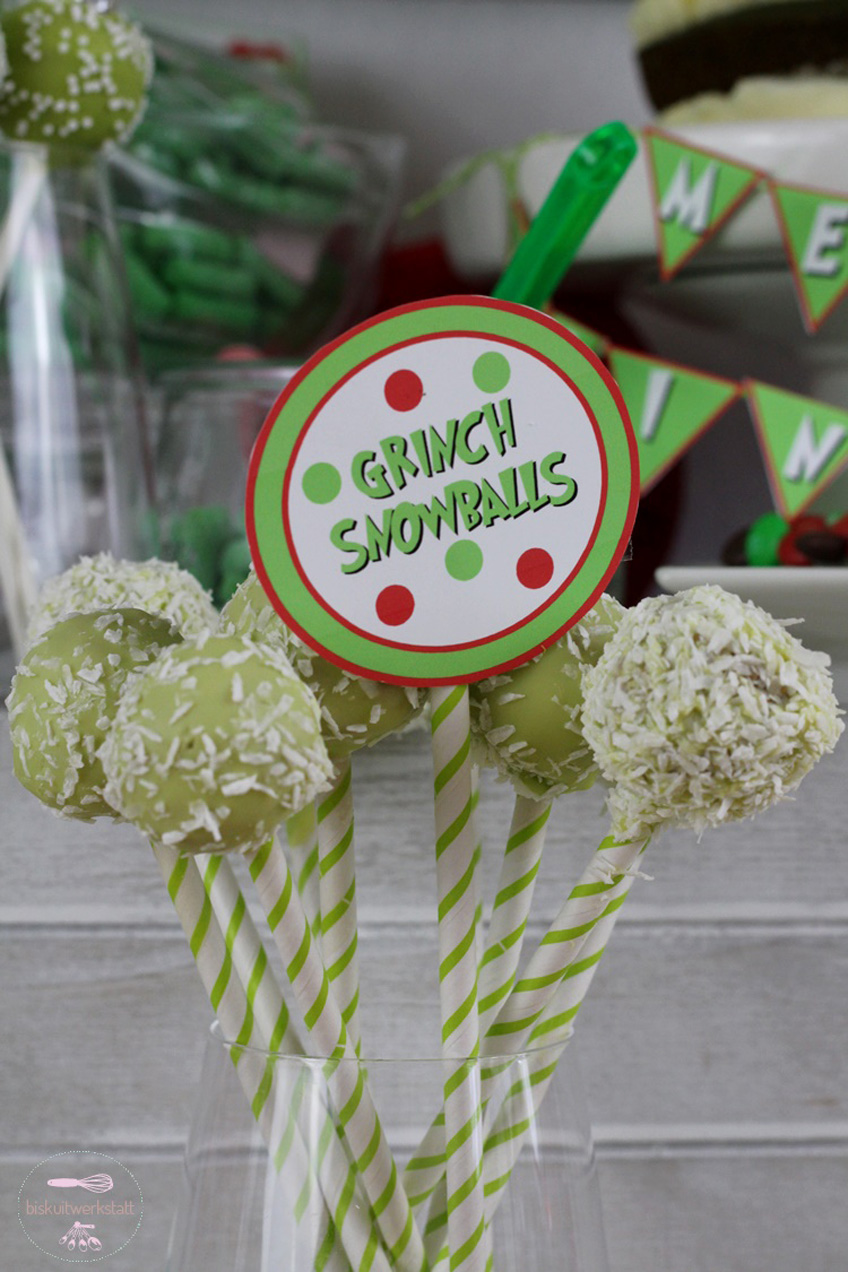 Kokos-Schnee sorgt auf den Cake Pops in giftigem Grün bei allem Grinch-Treiben für Weihnachtsoptik