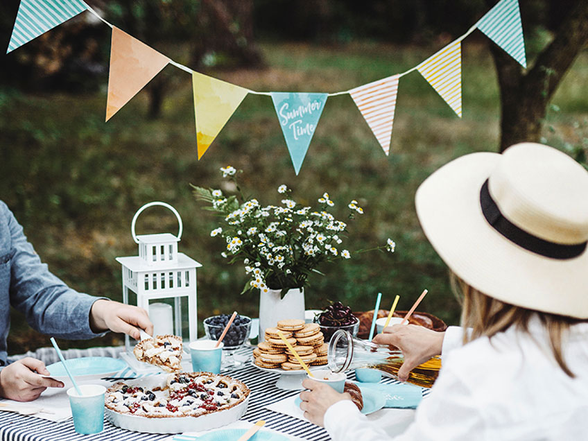 Überrasch deine Freunde mit einem Sommerpicknick mit tollem Garten-Ambiente