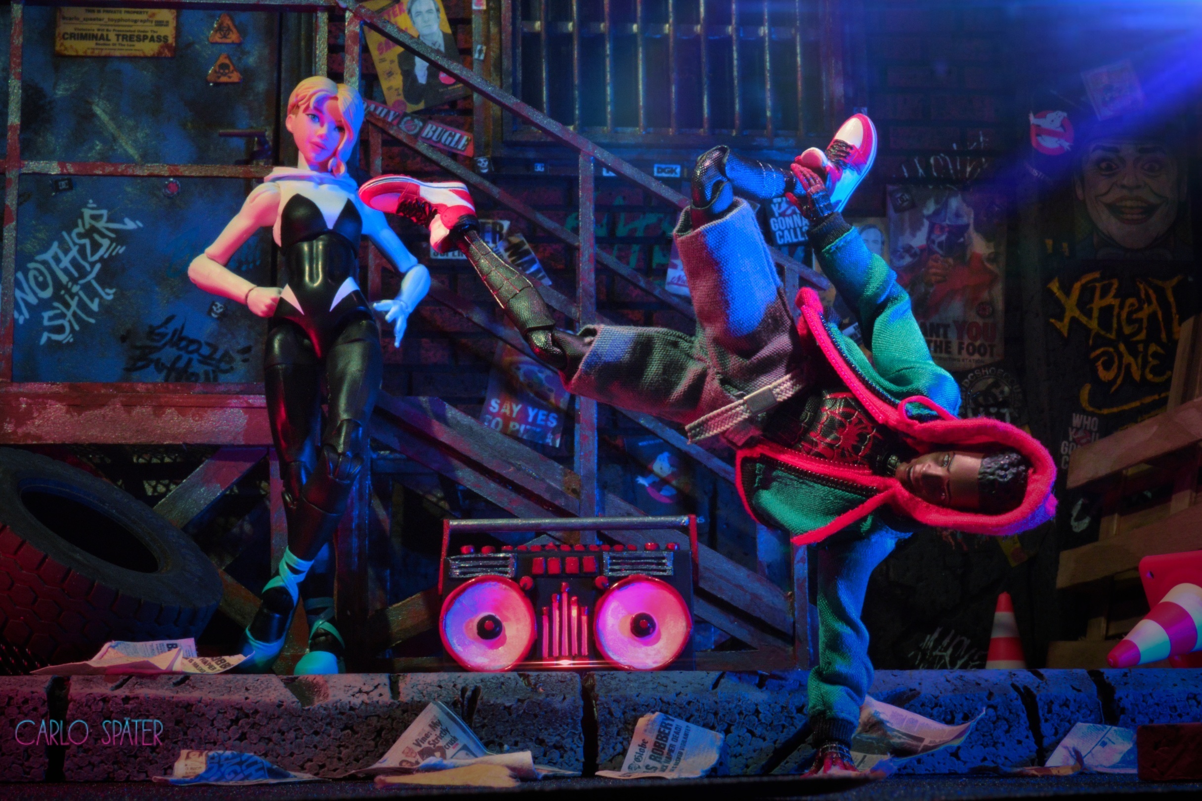 Miles Morales als Spider-Man und Gwen Stacy als Actionfiguren in Szene gesetzt (c) Carlo Später Toyphotography