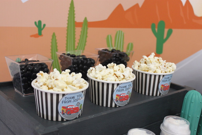 Kleine Süßigkeiten und Popcorn sind tolle Ideen für den Sweet Table auf dem "Cars" Kindergeburtstag.