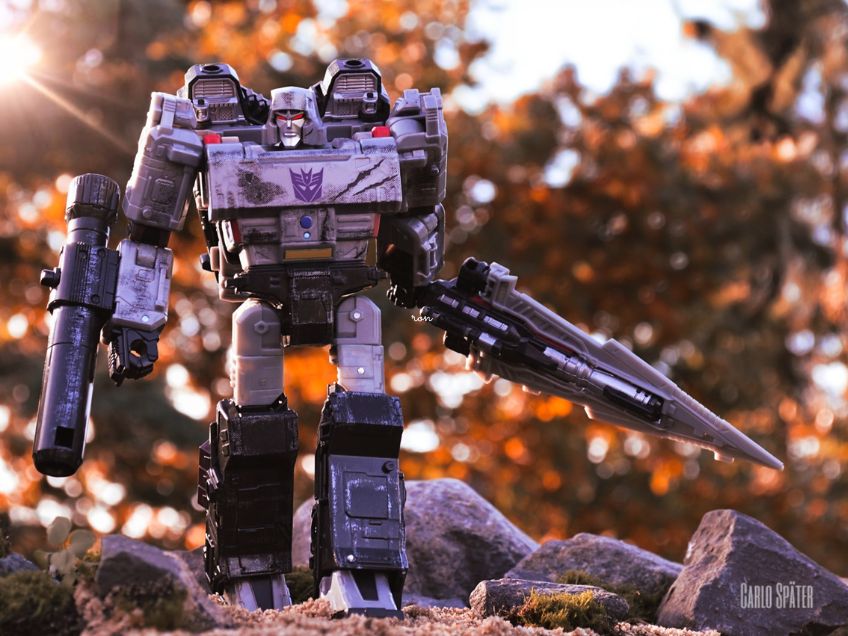 Transformers Actionfiguren lassen sich vom Roboter zum coolen Kampfgefährt umbauen - hier siehst du Megatron (c) Carlo Später Toyphotography