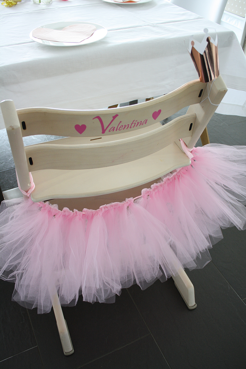 Ein Glanzstück auf dem Ballerina-Mottogeburtstag - der Stuhl ist mit einem rosa Tutu dekoriert. Foto: Fräulein Kuchenzauber
