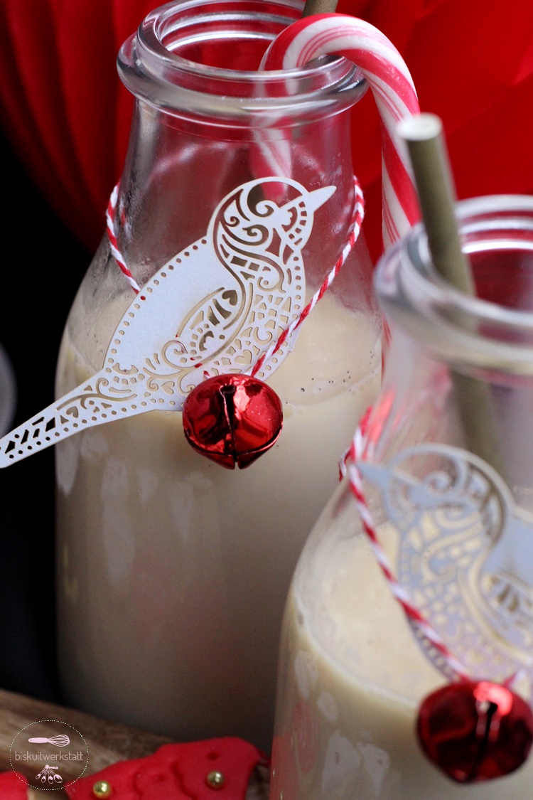 Weihnachtliche Mandelmilch mit rot-weißer Deko