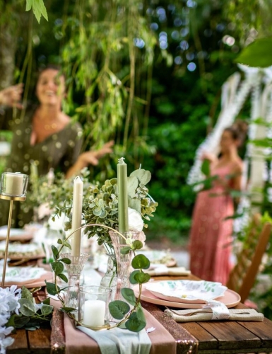 Natürliche Tischdeko für die Gartenparty mit Grün und Eukalyptus
