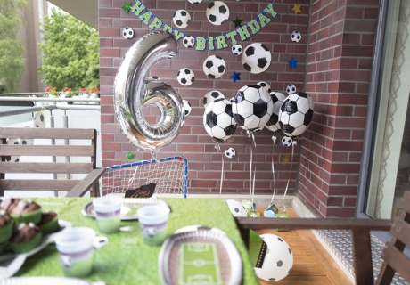 Girlanden, Luftballons und Partygeschirr - hier ist alles dem Motto Fußball treu © juliaweisshome
