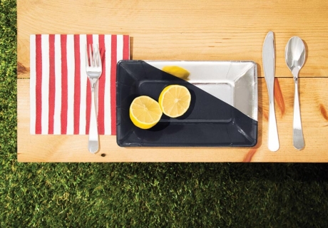 Bring mit schönem Tischgedeck Sommerflair auf deine Balkonparty