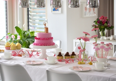 Der Sweet Table zum Ballerina-Geburtstag mit Mashmallow-Ballerinen im rosa Tutu, Ballerina-Torte und viel rosa Deko. Foto: Fräulein Kuchenzauber