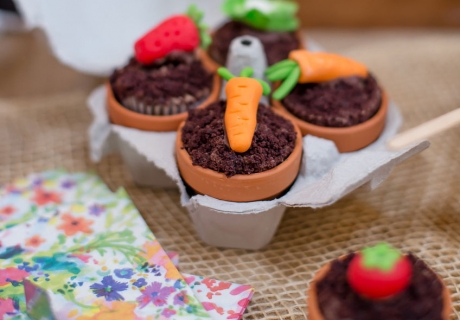 Wie wäre es zu Ostern mit Cupcakes, die aussehen wie kleine Blumentöpfe mit Zuckergewächsen?  (c) Mareike Winter - Biskuitwerkstatt