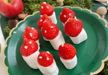 Fliegenpilze aus Mashmallows und Erdbeeren als leckere Idee für Kinder (c) myboys_and_i