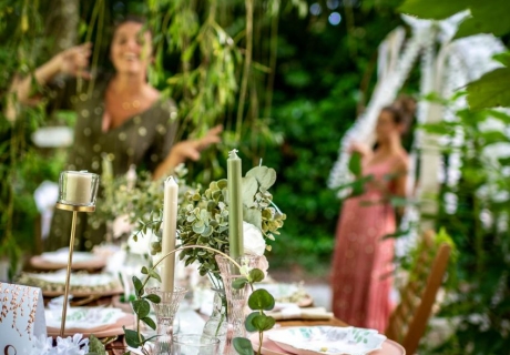 Natürliche Tischdeko für die Gartenparty mit Grün und Eukalyptus