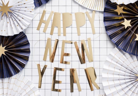 Mit goldener Girlande "Happy New Year" glänzt der Raum in guter Silvesterstimmung