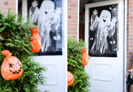 Geister und Kürbisse verbreiten Draußen Halloween-Laune