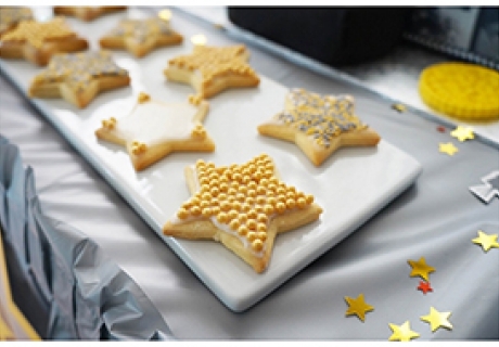 Auf dem oscarverdächtigen Sweet Table finden wir eine tolle Filmtorte und Hollywood Star Cookies