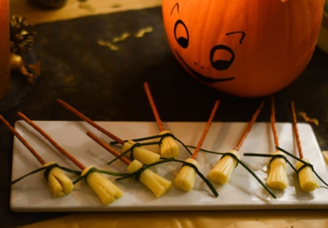 Hexenbesen-Käse-Sticks für kleine Hexen und Hexenmeister zu Halloween