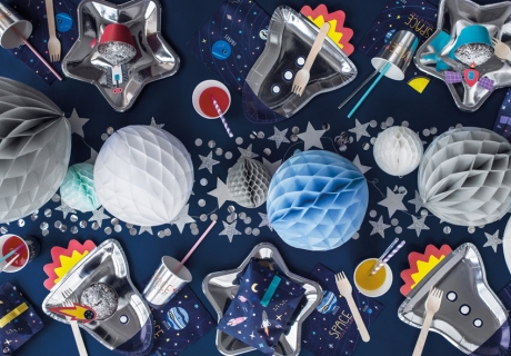 Sterne und Wabenbälle im Metallic-Look für die Space Party