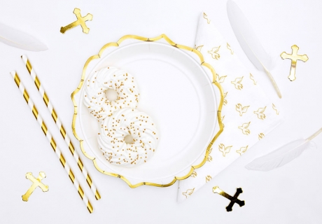 Schaffe mit weißen Tellern mit Goldrand ein elegantes Tischdekor