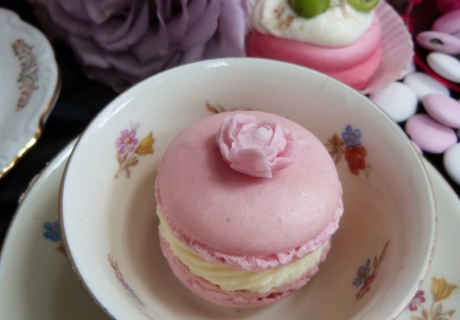 Macarons mit Blümchen in Rosa zum Tee