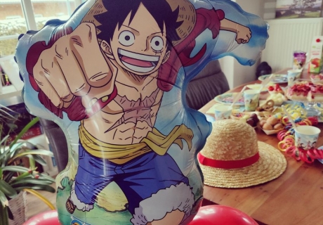 Anime Mottogeburtstag – Hauche deiner One Piece Party mit knalliger Ruffy-Deko Leben ein