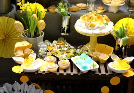 Passend zu Ostern leuchtet der Sweet Table in Gelb mit frühlingshafter Deko